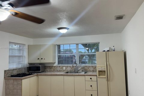 Villa ou maison à louer à Miami, Floride: 2 chambres, 102.19 m2 № 1984088 - photo 1