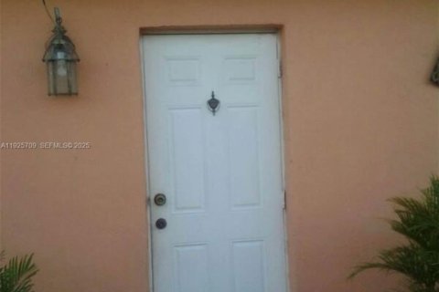 Villa ou maison à louer à Miami, Floride: 2 chambres, 102.19 m2 № 1984088 - photo 2