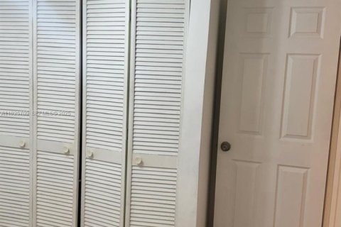 Villa ou maison à louer à Miami, Floride: 2 chambres, 102.19 m2 № 1984088 - photo 10