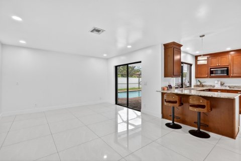 House in Haverhill, Florida 4 bedrooms, 189.8 sq.m. № 2245687 - photo 9