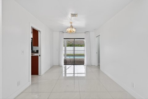 House in Haverhill, Florida 4 bedrooms, 189.8 sq.m. № 2245687 - photo 14