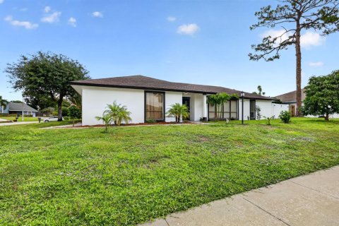 House in Haverhill, Florida 4 bedrooms, 189.8 sq.m. № 2245687 - photo 3