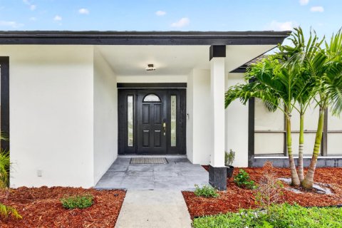 House in Haverhill, Florida 4 bedrooms, 189.8 sq.m. № 2245687 - photo 4