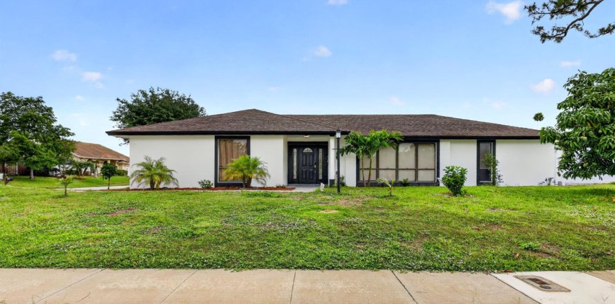 House in Haverhill, Florida 4 bedrooms, 189.8 sq.m. № 2245687