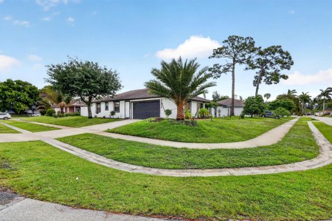 House in Haverhill, Florida 4 bedrooms, 189.8 sq.m. № 2245687 - photo 2