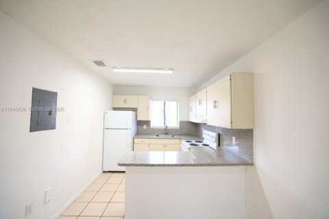 Apartment in Hialeah, Florida 2 bedrooms, 74.32 sq.m. № 2001829 - photo 2