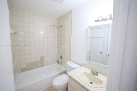 Apartment in Hialeah, Florida 2 bedrooms, 74.32 sq.m. № 2001829 - photo 11