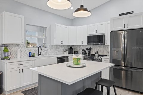 Villa ou maison à vendre à Cape Coral, Floride: 3 chambres, 153.94 m2 № 2430442 - photo 12