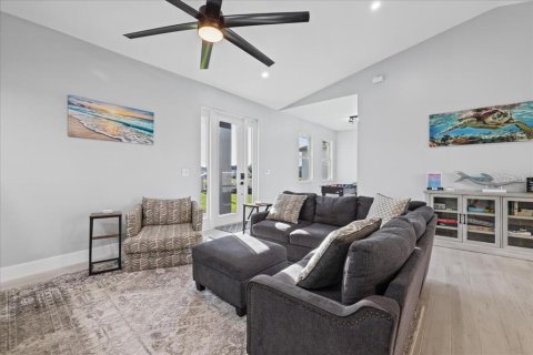 Villa ou maison à vendre à Cape Coral, Floride: 3 chambres, 153.94 m2 № 2430442 - photo 4