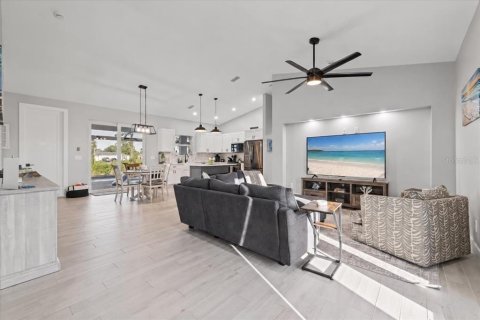 Villa ou maison à vendre à Cape Coral, Floride: 3 chambres, 153.94 m2 № 2430442 - photo 6