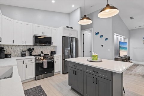 Villa ou maison à vendre à Cape Coral, Floride: 3 chambres, 153.94 m2 № 2430442 - photo 13