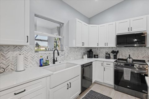 Villa ou maison à vendre à Cape Coral, Floride: 3 chambres, 153.94 m2 № 2430442 - photo 14
