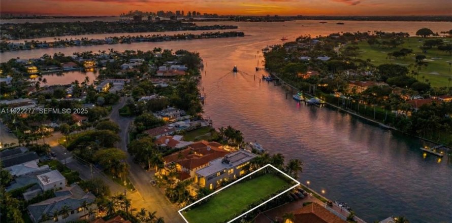 Villa ou maison à Surfside, Floride 6 chambres, 204.76 m2 № 1976622