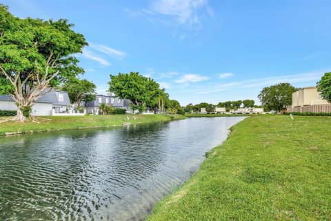 Townhouse in Wellington, Florida 3 bedrooms, 150.69 sq.m. № 2392582