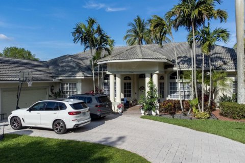 Снять в аренду виллу или дом в Корал-Спрингс, Флорида 11 комнат, 367.43м2, № 2083526 - фото 2