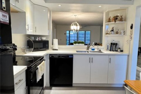 Condo in Sunrise, Florida, 2 bedrooms  № 1937853 - photo 8