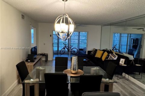 Condo in Sunrise, Florida, 2 bedrooms  № 1937853 - photo 2