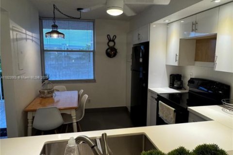 Condo in Sunrise, Florida, 2 bedrooms  № 1937853 - photo 9