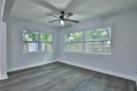 House in Sarasota, Florida 2 bedrooms, 145.95 sq.m. № 1364473 - photo 18