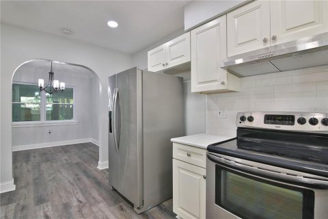 House in Sarasota, Florida 2 bedrooms, 145.95 sq.m. № 1364473 - photo 13