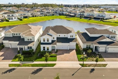 House in Orlando, Florida 6 bedrooms, 404.59 sq.m. № 2166364 - photo 6