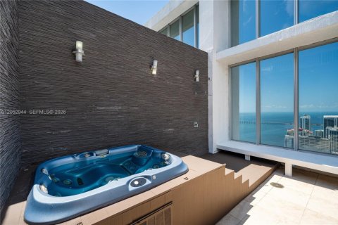 Condo in Miami, Florida, 3 bedrooms № 2180344 - photo 2