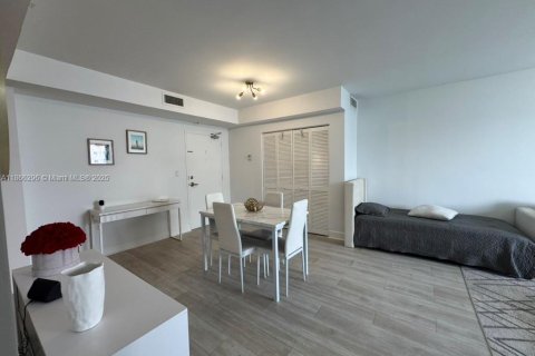 Condominio en venta en North Bay Village, Florida, 1 dormitorio, 76.64 m2 № 1895347 - foto 10