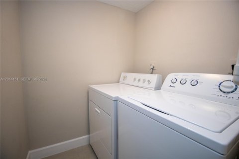 Condominio en venta en Pembroke Pines, Florida, 2 dormitorios, 94.39 m2 № 2076223 - foto 16