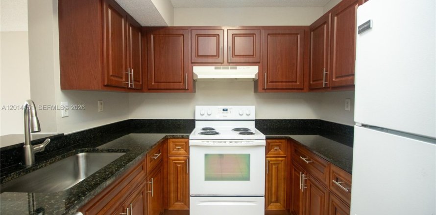 Condominio en Pembroke Pines, Florida, 2 dormitorios № 2076223