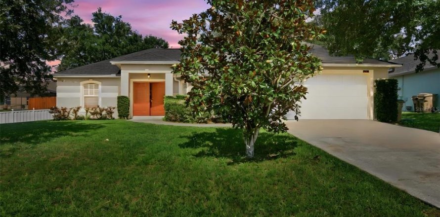 House in Clermont, Florida 3 bedrooms, 161.84 sq.m. № 2197068