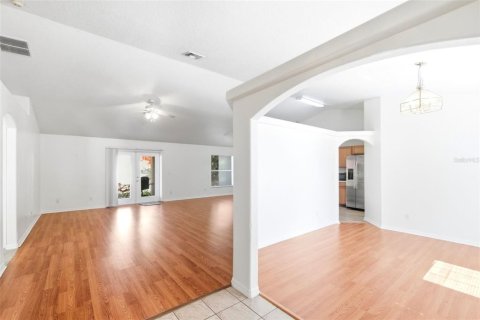 House in Clermont, Florida 3 bedrooms, 161.84 sq.m. № 2197068 - photo 2