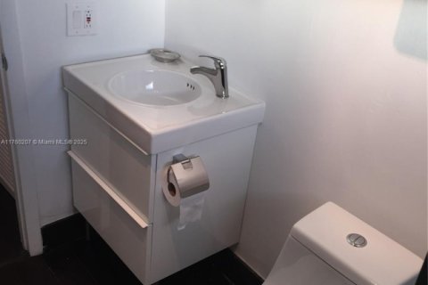 Condo in Miami Beach, Florida, 1 bedroom  № 1860462 - photo 14