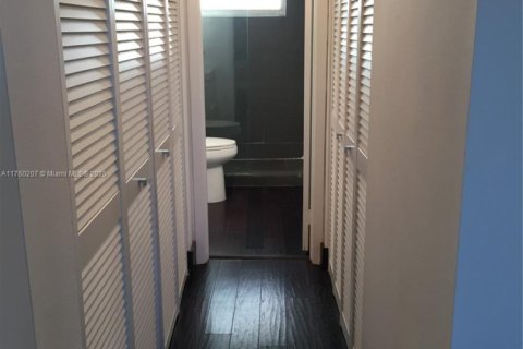 Condo in Miami Beach, Florida, 1 bedroom  № 1860462 - photo 12