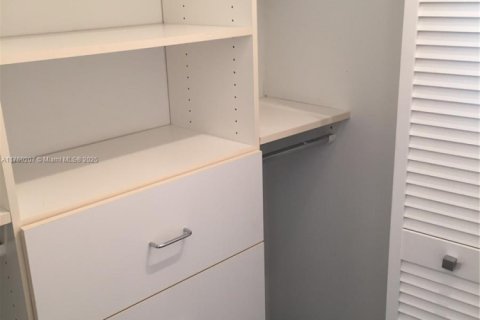 Condo in Miami Beach, Florida, 1 bedroom  № 1860462 - photo 10