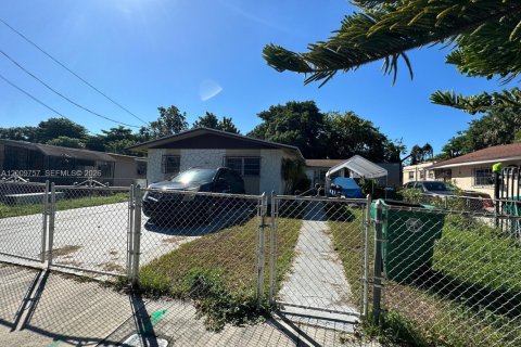 Commercial property in Miami, Florida № 2076646