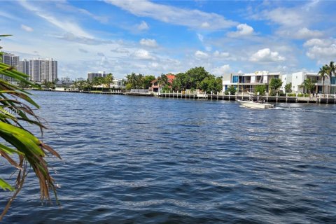Condominio en Hallandale Beach, Florida, 2 dormitorios  № 2009659