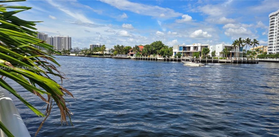 Condominio en Hallandale Beach, Florida, 2 dormitorios № 2009659