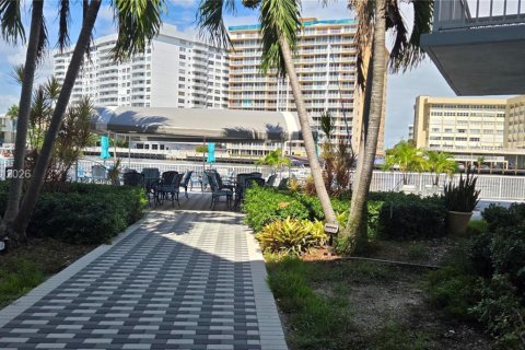Condominio en alquiler en Hallandale Beach, Florida, 2 dormitorios, 87.33 m2 № 2009659 - foto 2