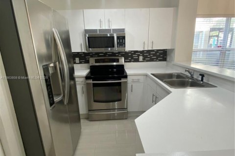 Adosado en venta en Pembroke Pines, Florida, 3 dormitorios, 132.66 m2 № 1891717 - foto 2