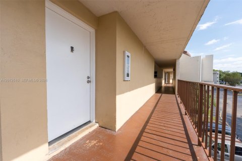 Снять в аренду кондоминиум в Майами, Флорида 2 спальни, 89.93м2, № 2145752 - фото 27