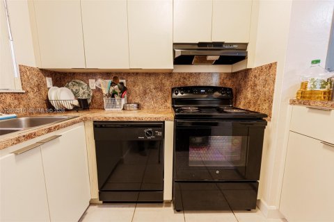 Снять в аренду кондоминиум в Майами, Флорида 2 спальни, 89.93м2, № 2145752 - фото 18