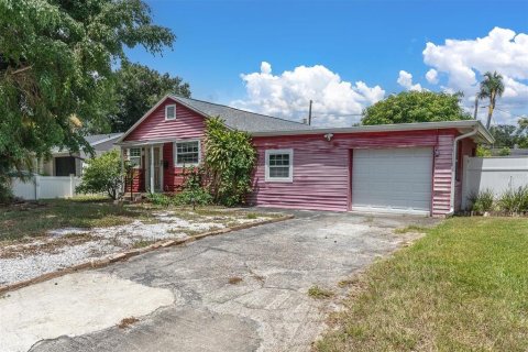 House in Saint Petersburg, Florida 3 bedrooms, 133.59 sq.m. № 2231939 - photo 2