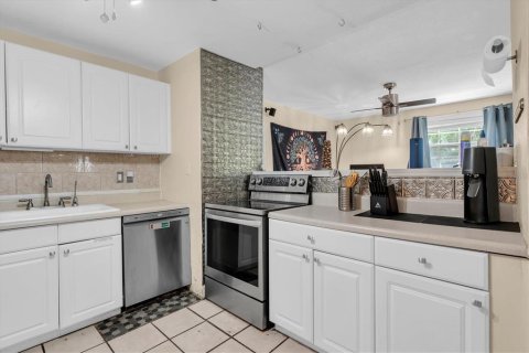 House in Saint Petersburg, Florida 3 bedrooms, 133.59 sq.m. № 2231939 - photo 8