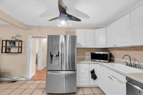 House in Saint Petersburg, Florida 3 bedrooms, 133.59 sq.m. № 2231939 - photo 11
