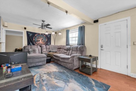 House in Saint Petersburg, Florida 3 bedrooms, 133.59 sq.m. № 2231939 - photo 4