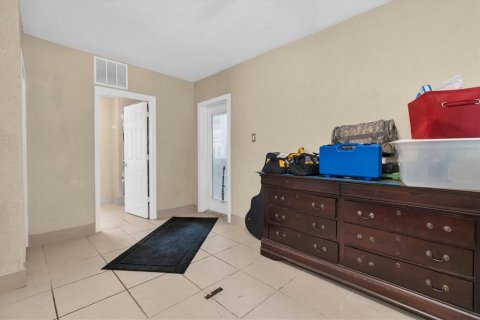 House in Saint Petersburg, Florida 3 bedrooms, 133.59 sq.m. № 2231939 - photo 23