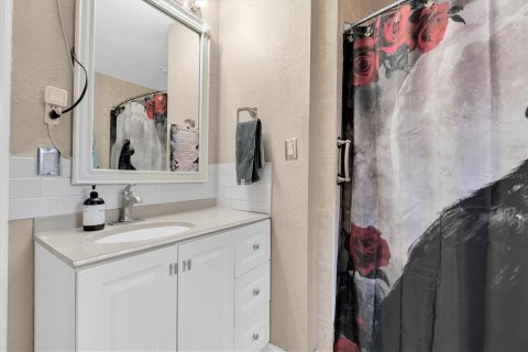 House in Saint Petersburg, Florida 3 bedrooms, 133.59 sq.m. № 2231939 - photo 14
