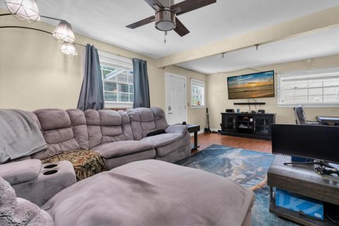 House in Saint Petersburg, Florida 3 bedrooms, 133.59 sq.m. № 2231939 - photo 6