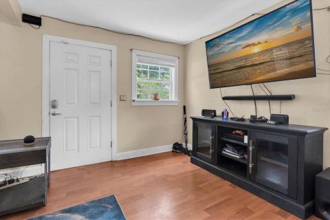 House in Saint Petersburg, Florida 3 bedrooms, 133.59 sq.m. № 2231939 - photo 3