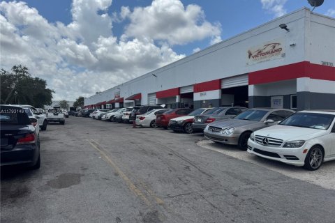 Commercial property in Miami, Florida № 1699789 - photo 2
